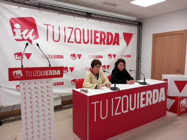 Archivo - La jurista y exjefa de gabinete del Ministerio de Igualdad, Amanda Meyer (IU), junto a la diputada de IU La Rioja, Henar Moreno