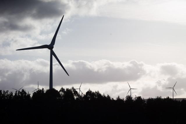 Varios aerogeneradores en el parque eólico de Vilachá, a 15 de marzo de 2024, en Lugo, Galicia (España). Dicho parque, que se encuentra entre los concellos lucenses de Ourol y Muras, ha visto paralizada (por el Tribunal Superior de Xustiza de Galicia) su