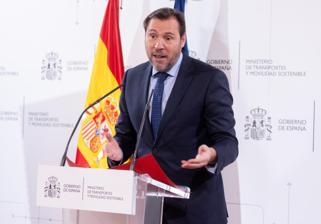 El ministro de Transportes y Movilidad Sostenible, Óscar Puente, interviene durante la presentación del sello postal dedicado a las elecciones al Parlamento Europeo 2024, en el Palacio de Zurbano