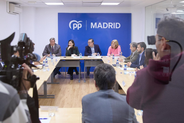 La presidenta de la Comunidad de Madrid y presidenta del PP de Madrid, Isabel Díaz Ayuso (2i); el secretario general del PP de Madrid, Alfonso Serrano (3i), y la vicealcaldesa de Madrid y delegada de Seguridad y Emergencias, Inma Sanz (4i), durante el Com