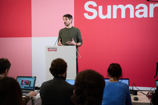 El portavoz de Sumar, Ernest Urtasun, durante una rueda de prensa, en el Espacio Rastro, a 25 de marzo de 2024, en Madrid (España).