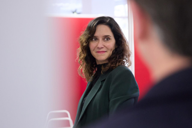 La presidenta de la Comunidad de Madrid, Isabel Díaz Ayuso,  durante su visita a las nuevas instalaciones de la Oficina de Empleo de Barrio del Pilar, a 1 de abril de 2024, en Madrid (España).
