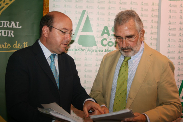 Archivo - Rafael Navas (izda.) junto al presidente de Asaja Córdoba, Ignacio Fernández de Mesa.