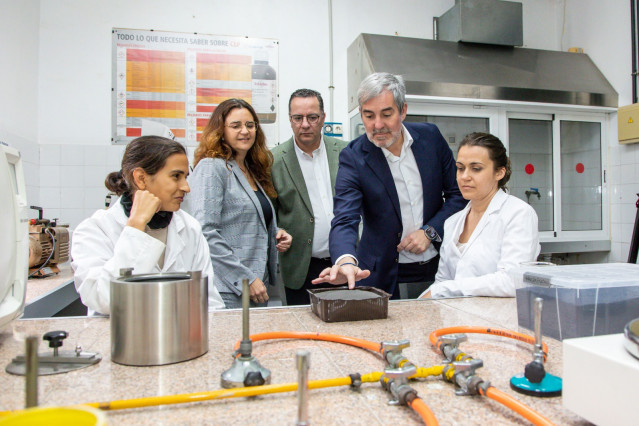 El presidente de Canarias, Fernando Clavijo, visita el IES Politécnico Las Palmas para conocer el proyecto de innovación PRORESVOLCAN para tratar y reutilizar las cenizas del volcán Tajogaite, en La Palma