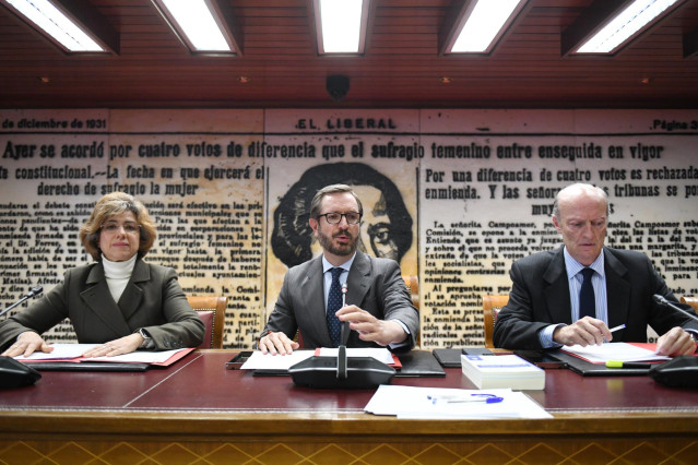 El vicepresidente primero de la Mesa del Senado, Javier Maroto (c), y el senador del PSC Antonio Poveda (1d) durante la constitución y designación de la mesa de la Comisión de Investigación por el ‘caso Koldo’, en el Senado, a 1 de abril de 2024, en Madri