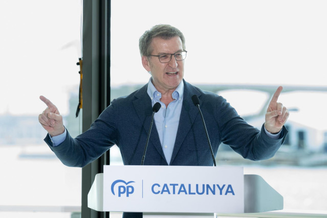 El líder del PP, Alberto Núñez Feijóo, interviene durante un acto de la Junta Directiva Autonómica del PP de Catalunya, en el Hotel Grand Marina, a 27 de marzo de 2024, en Barcelona, Catalunya (España).