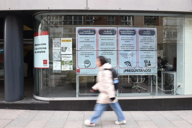 Una mujer pasa por delante de una oficina de empleo de la Comunidad de Madrid