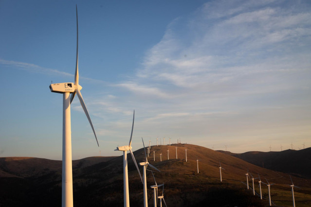 Varios aerogeneradores en el parque eólico de Vilachá, a 15 de marzo de 2024, en Lugo, Galicia (España).