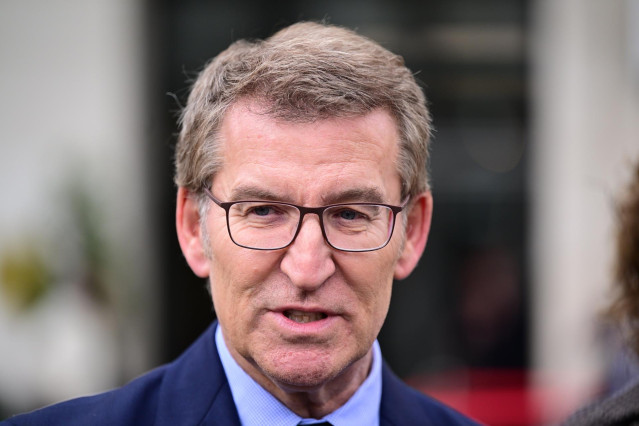 El presidente del Partido Popular, Alberto Núñez Feijóo, comparece ante los medios de comunicación, en el Hotel Sofitel Brussels Europe, a 21 de marzo de 2024, en Bruselas (Bélgica).