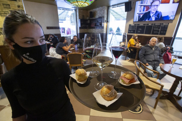 Archivo - Camarera con una bandeja en un restaurante de Avilés,