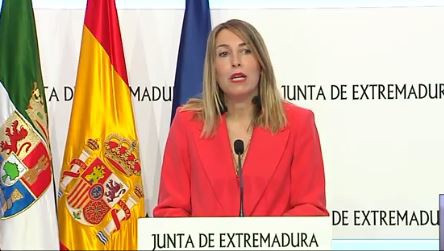 La presidenta de la Junta de Extremadura, María Guardiola, en rueda de prensa en Mérida