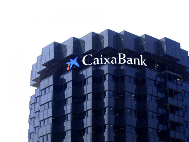 Archivo - CaixaBank y Blackstone acumulan cerca de 41.400 viviendas alquiladas, según Civio.