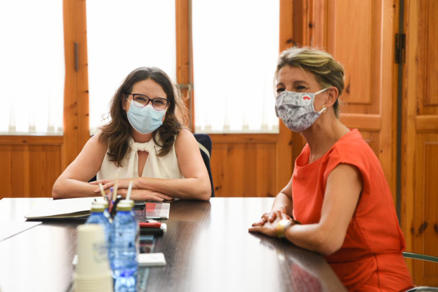 Archivo - La vicepresidenta y consellera de Igualdad y Políticas Inclusivas, Mónica Oltra (i) y la vicepresidenta segunda del Gobierno y ministra de Trabajo y Economía Social, Yolanda Díaz (d), durante una reunión, en la sede de la Vicepresidencia, en el