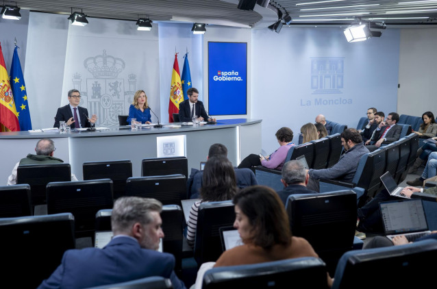 (I-D) El ministro de la Presidencia, Justicia y Relaciones con las Cortes, Félix Bolaños; la ministra Portavoz, de Educación,  Formación Profesional y Deporte, Pilar Alegría y el ministro de Cultura, Ernest Urtasun.