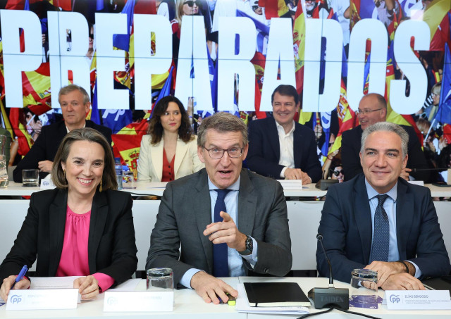 (I-D) En primera fila, la secretaria general del PP, Cuca Gamarra; el líder del PP, Alberto Núñez Feijóo; y el vicesecretario de Política Autonómica del PP, Elías Bendodo; y en segunda fila, el presidente de la Xunta de Galicia, Alfonso Rueda; la presiden