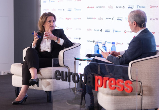 La vicepresidenta tercera y ministra para la Transición Ecológica, Teresa Ribera y el director de Europa Press, Javier García Vila, intervienen durante un desayuno informativo de Europa Press, en el Hotel Rosewood Villa Magna, a 3 de abril de 2024, en Mad