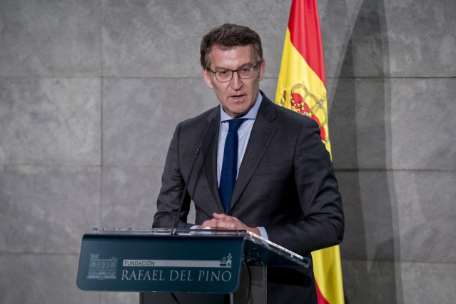 El presidente del Partido Popular, Alberto Núñez Feijóo, clausura el encuentro sobre la fragilidad de la democracia en tiempos de populismo y polarización, en la Fundación Rafael del Pino, a 2 de abril de 2024, en Madrid (España). El encuentro se titula '