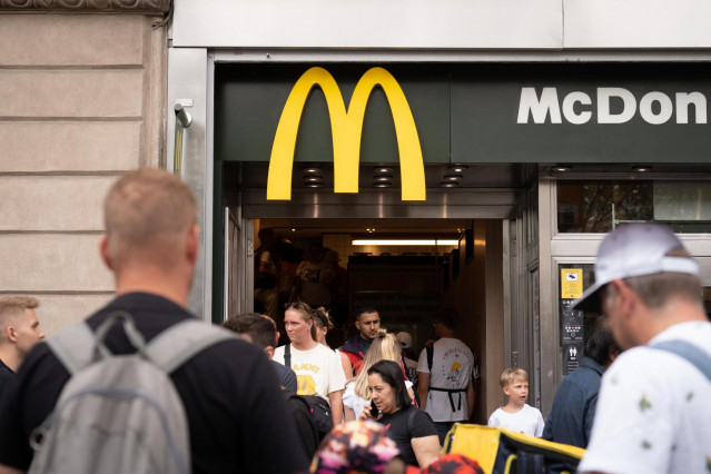 Archivo - Un restaurante de la franquicia McDonald´s en Barcelona