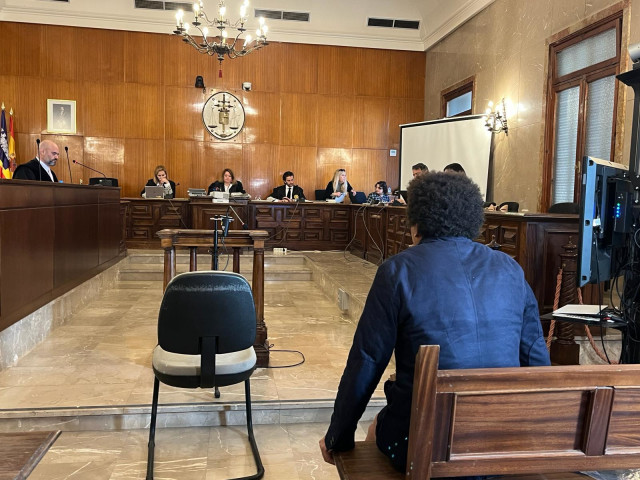 El acusado de intentar asesinar a su médico atacándole con unas tijeras en Palma, sentado para el juicio en la Audiencia.