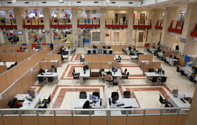 Archivo - Varios empleados trabajan en una oficina de la Agencia Tributaria.