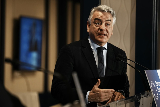El presidente del PP del País Vasco y candidato a lehendakari, Javier de Andrés, interviene durante un desayuno informativo de Nueva Economía Fórum,  en el Hotel Ercilla, a 3 de abril de 2024, en Bilbao, Vizcaya, País Vasco (España)