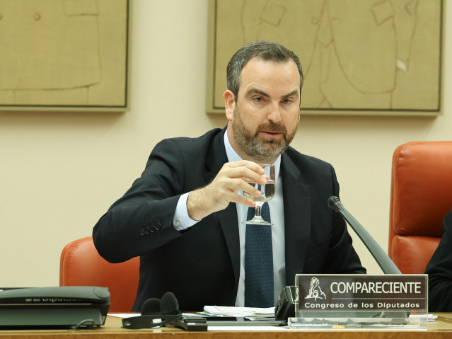 Archivo - El Director General del Tesoro y Política Financiera, Álvaro López Barceló,  durante la Comisión de Economía, Comercio y Transformación Digital, en el Congreso de los Diputados, a 6 de febrero de 2024, en Madrid (España).