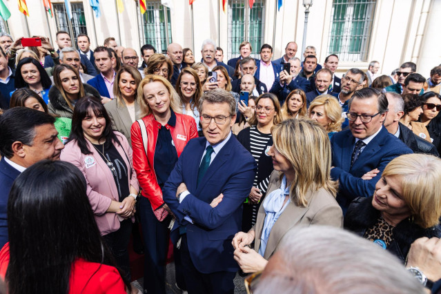 El presidente del Partido Popular, Alberto Núñez Feijóo (4d); la portavoz del PP en el Senado, Alicia Gracía (3d), y el secretario general del PP de Madrid, Alfonso Serrano (2d), durante un encuentro con concejales, en la plaza de la Marina, a 3 de abril