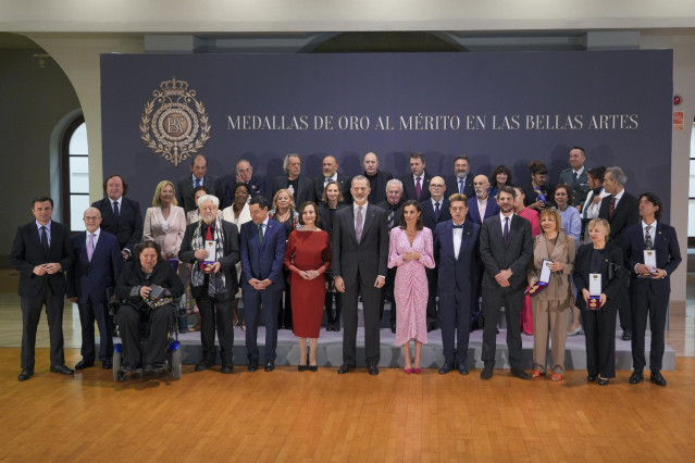 Los Reyes de España, presiden la foto de familia con los premiados durante la entrega de las Medallas de Oro al Mérito en las Bellas Artes 2022  en el Palacio de Congresos, a 3 de abril de 2024 en Cádiz (Andalucía, España).
