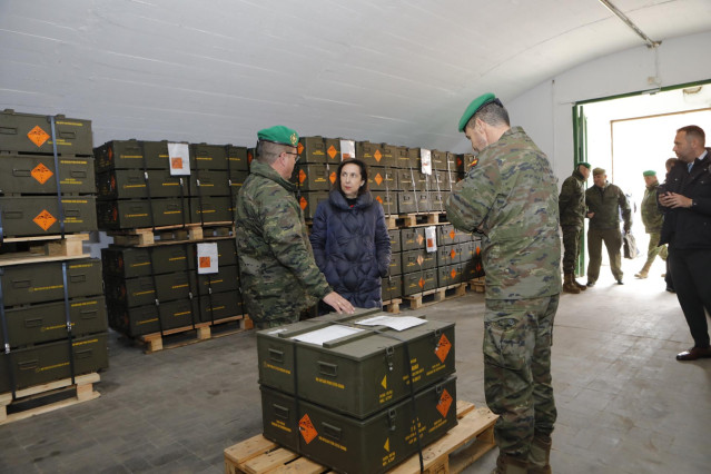 Margarita Robles, durante su visita al Ciamun-613 de Ibeas de Juarros.