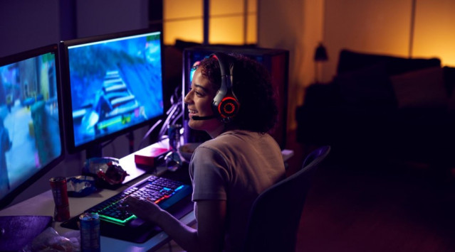 Archivo - Una mujer jugando a videojuegos en internet