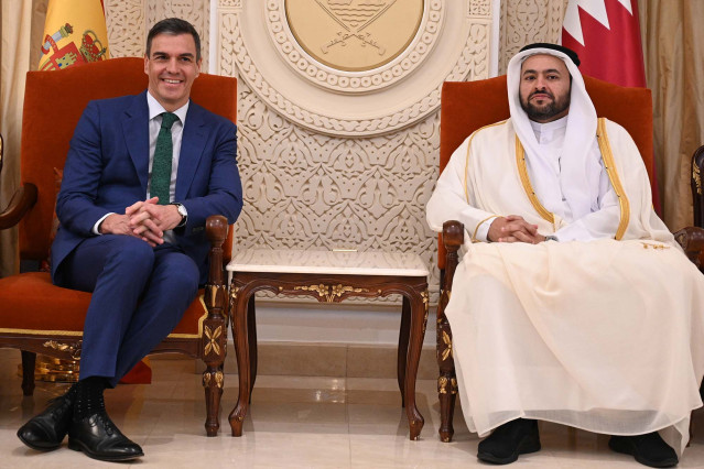 El presidente del Gobierno de España, Pedro Sánchez (i), mantiene una reunión con el secretario de Estado de Ministerio de Asuntos Exteriores de Catar, Mohammed bin Abdulaziz Al-Khulaifi (d), a 3 de abril de 2024, en Doha (Catar).