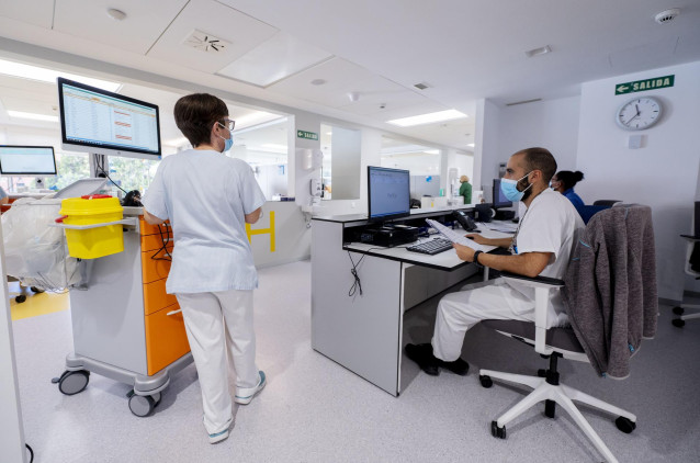 Archivo - Sanitarios trabajando en un hospital madrileño
