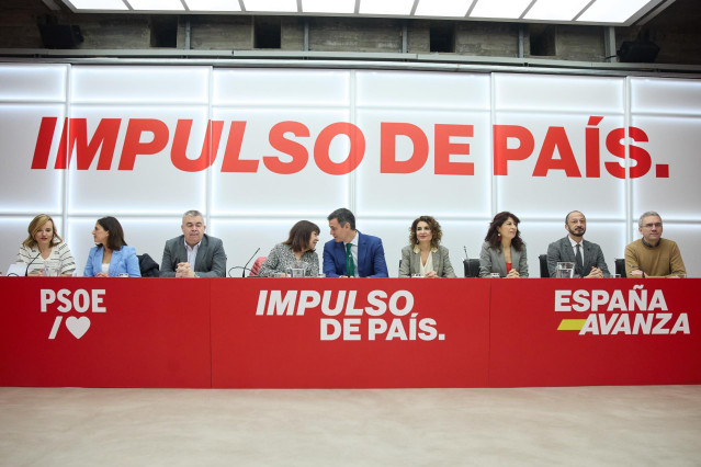 Archivo -  La ministra de Educación, Formación Profesional y Deportes, Pilar Alegría; la portavoz del PSOE, Esther Peña; el secretario de Organización del PSOE, Santos Cerdán; la presidenta del PSOE, Cristina Narbona; el presidente del Gobierno, Pedro Sán