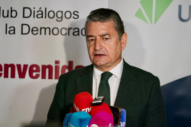 El consejero de la Presidencia, Antonio Sanz, este jueves en Málaga en declaraciones a los medios de comunicación.