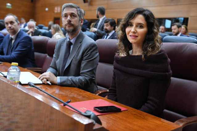 La presidenta de la Comunidad de Madrid, Isabel Díaz Ayuso y el consejero de Presidencia, Justicia y Administración Local, Miguel Ángel García, durante un pleno en la Asamblea de Madrid, a 4 de abril