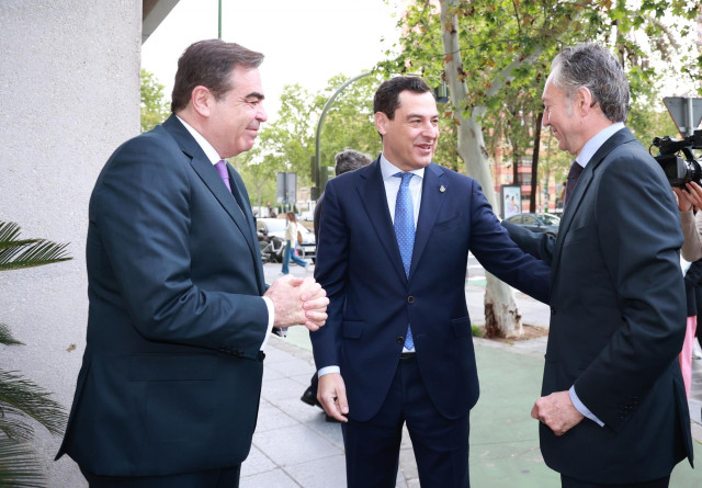 El presidente de la Junta de Andalucía, Juanma Moreno (c), junto al vicepresidente de la Comisión Europea, Margaritis Schinas (i), al inicio del Foro Joly. A 4 de abril de 2024, en Sevilla (Andalucía, España). El presidente de la Junta de Andalucía, Juanm