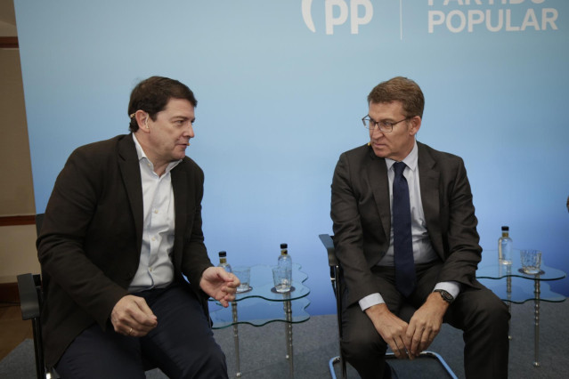 Archivo - El presidente del Partido Popular, Alberto Núñez Feijóo (d), y el presidente del PP de Castilla y León y presidente regional, Alfonso Fernández Mañueco (i), asisten a un coloquio del Partido Popular, en el Museo Casa Botines Gaudí de León, a 24
