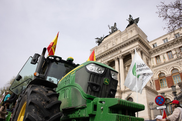 Un tractor frente al Ministerio de Agricultura durante una nueva jornada de protestas de agricultores y ganaderos,