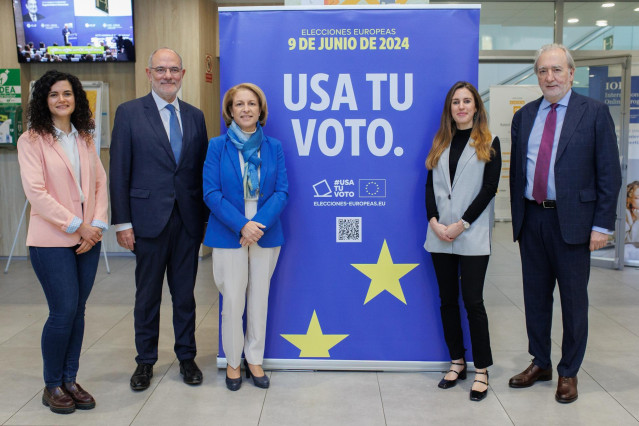 (I-D) La alumna del Máster en Relaciones Internacionales del CEU, Lorena Pérez Hernández; el director Del Real Instituto de Estudios Europeos del CEU, José María Beneyto; la rectora del CEU, Rosa Visiedo; la directora de Desarrollo de Negocio de Europa Pr