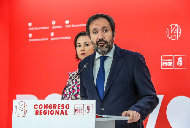 Archivo - El diputado en el Congreso por la provincia de Cáceres César Ramos interviene en rueda de prensa en Mérida