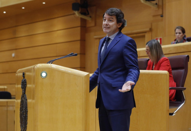 Archivo - El presidente de Castilla y León, Alfonso Fernández Mañueco (d) durante su intervención en la sesión de la Comisión General de Comunidades Autónomas celebrada en el Senado este jueves a cuenta de la gestión de la pandemia de la COVID-19, en Madr