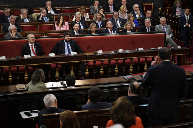 Archivo - El presidente de Aragón, Jorge Azcón (i), y el presidente de la Región de Murcia, Fernando López Miras (d), durante un debate tras la Comisión General de las Comunidades Autónomas, en el Senado, a 19 de octubre de 2023, en Madrid (España). En la