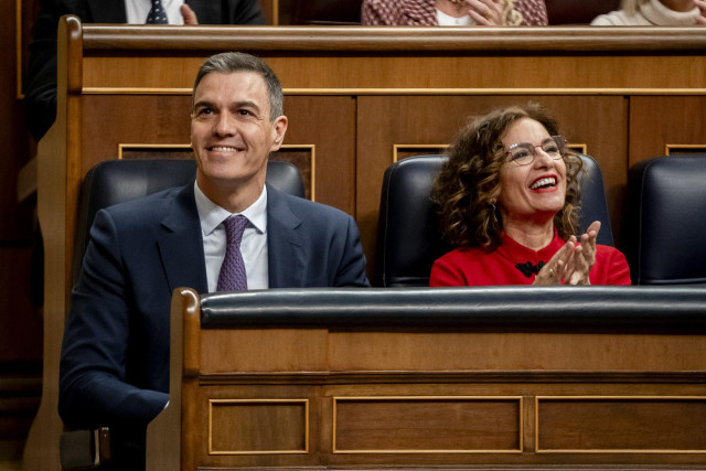 Archivo - El presidente del Gobierno, Pedro Sánchez, y la vicepresidenta primera y ministra de Hacienda, María Jesús Montero, durante la sesión plenaria en el Congreso de los Diputados, a 21 de febrero de 2024, en Madrid (España).