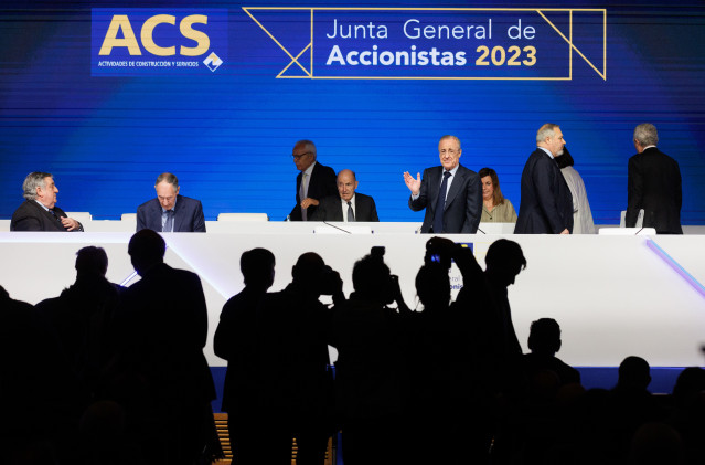 Archivo - El presidente del grupo ACS,  Florentino Pérez (2d), durante la Junta General de Accionistas del Grupo ACS, a 5 de mayo de 2023