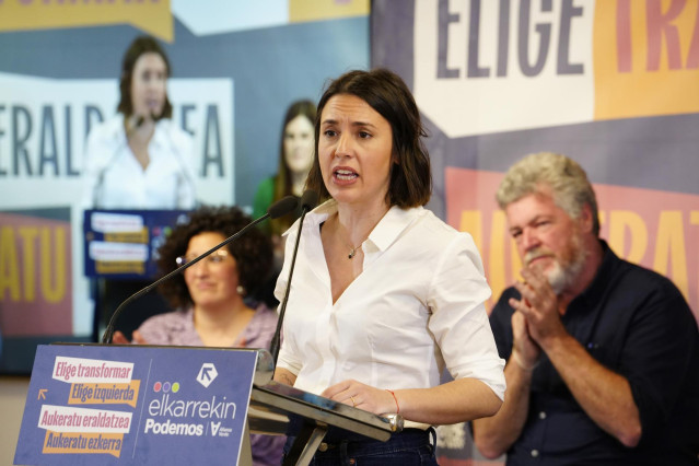 Ana Viñals, Irene Montero Y Juantxo López de Uralde durante el acto electoral de Elkarrekin Podemos en el Palacio Euskalduna de Bilbao