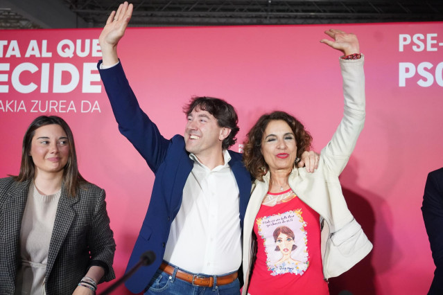 El secretario general del PSE-EE, Eneko Andueza, y la vicesecretaria general del PSOE y vicepresidenta primera del Gobierno, María Jesús Montero en la apertura de campaña en Bilbao