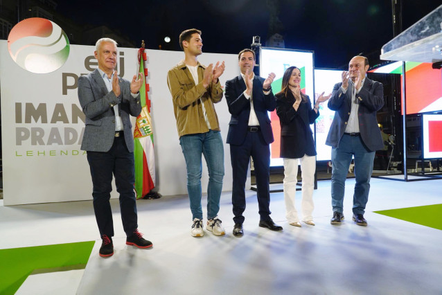 Apertura de campaña del PNV en la Plaza de la Virgen Blanca, con el candidado a lehendakari del PNV,Imanol Pradales, con los candidatos Joseba Díez Antxustegi y Bakartxo Tejeria, el lehendakari , Iñigo Urkullu, y el presidente del EBB, Andoni Ortuzar