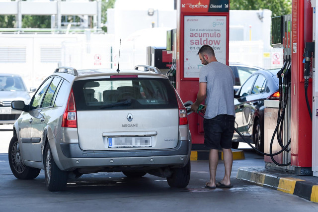 Archivo - Una persona reposta en una gasolinera, a 14 de julio de 2023, en Madrid (España). El viernes arranca con una nueva subida en el precio de la gasolina y el diésel tras una semana a la baja. El precio de la gasolina se ha encarecido un 0,12% y el