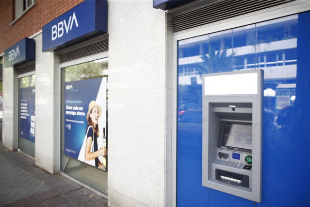 Archivo - Imagen de una oficina y cajero del BBVA en Madrid.