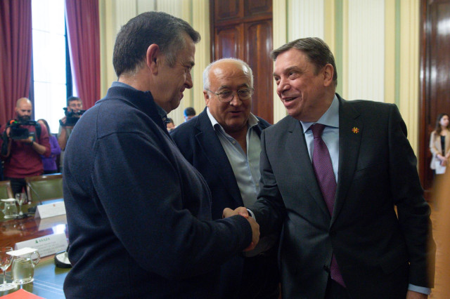 Archivo - El secretario general de COAG, Miguel Padilla (c), y el ministro de Agricultura, Pesca y Alimentación, Luis Planas (d), durante su reunión con las organizaciones profesionales agrarias Asaja,COAG y UPA,